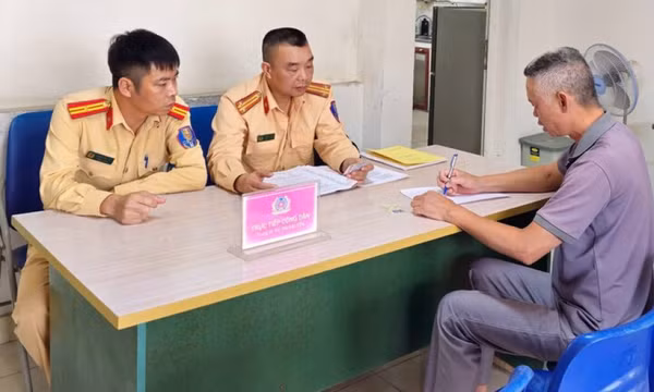Tước giấy phép tài xế xe tải cố tình vượt đường ngang khi gác chắn tàu đã đóng