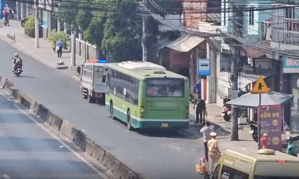 Điều tra vụ xe buýt tông trúng người phụ nữ bị khiếm thị ở TPHCM