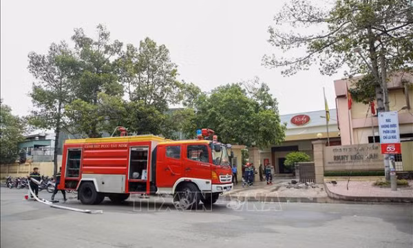 Dập tắt đám cháy lớn trong Khu công nghiệp Trảng Bàng 