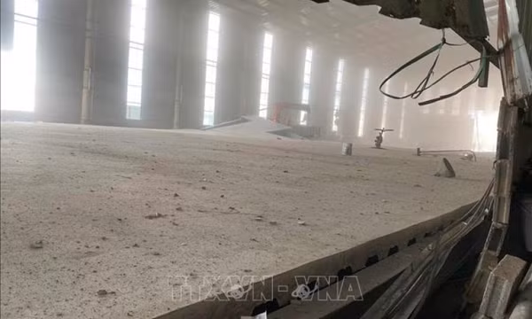 Tạm giữ hình sự hai người liên quan vụ sập nhà xưởng ở Bình Dương