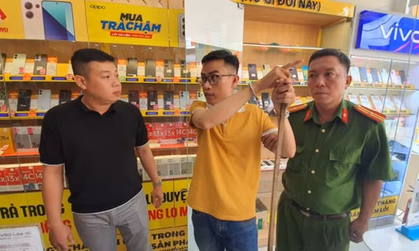 Quản lý cửa hàng Điện máy xanh đập vỡ cửa kính, trộm 18 điện thoại