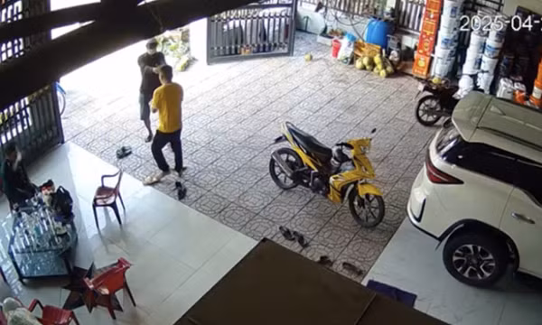 Xông vào nhà nổ súng bắn gục người đàn ông