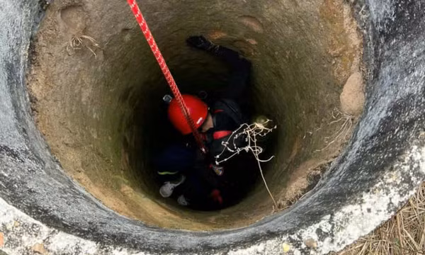 Trục vớt chiếc két sắt do trộm phi tang dưới đáy giếng ở Kon Tum