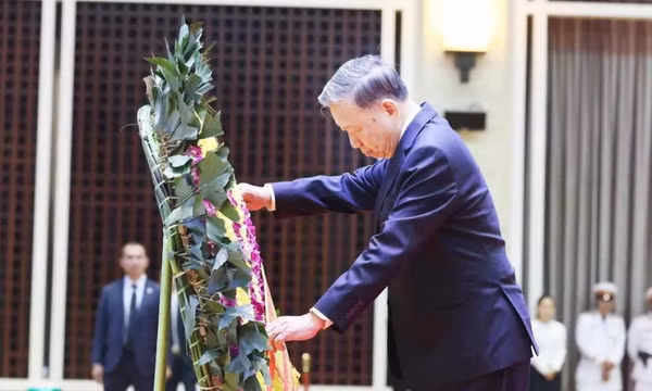 Tổng Bí thư Tô Lâm dẫn đầu đoàn Việt Nam viếng đồng chí Khamtay Siphandone