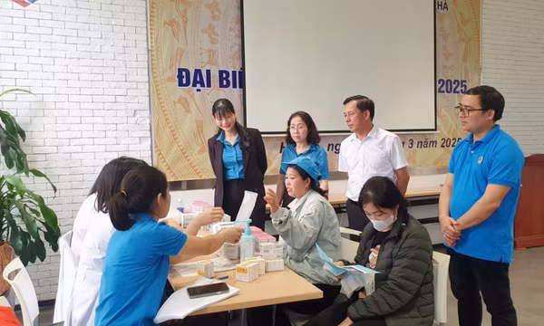 Khám, tư vấn chăm sóc sức khỏe cho nữ công nhân KCN cảng biển Hải Hà 