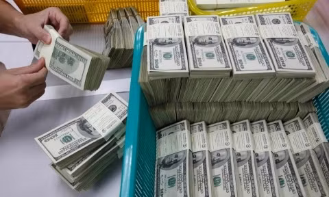 USD mất giá vì ông Trump đe dọa tính độc lập của Fed