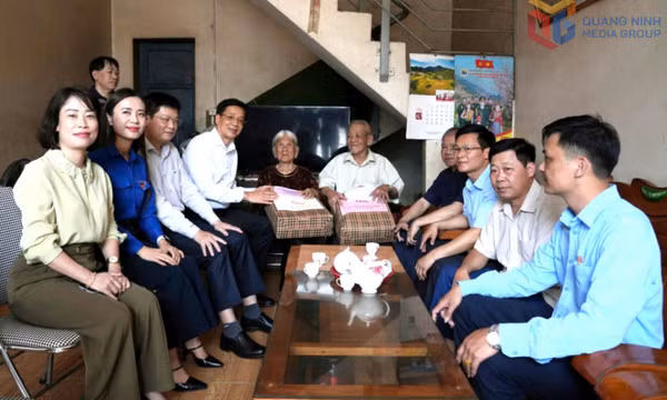 Chủ tịch Ủy ban MTTQ tỉnh Nguyễn Văn Hồi thăm, tặng quà Mẹ Việt Nam anh hùng