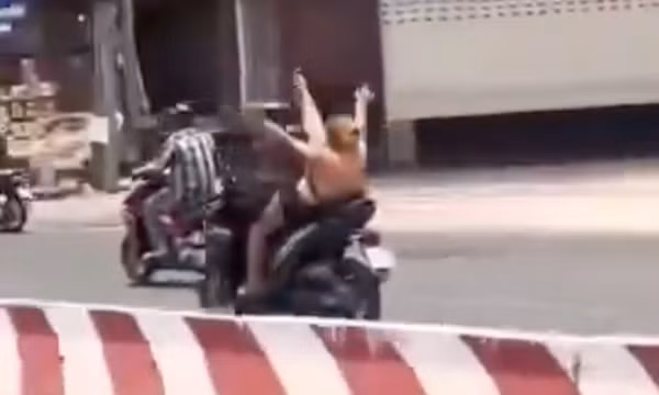 Danh tính người phụ nữ mặc áo yếm thả 2 tay, giơ cao chân nhún nhảy khi lái xe máy