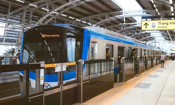 Tăng tàu metro, xe buýt sân bay dịp lễ 30/4 và 1/5