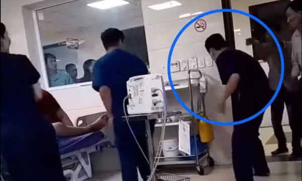 Bác sĩ cấp cứu thành công dù bị người nhà bệnh nhân gào chửi, đấm đạp