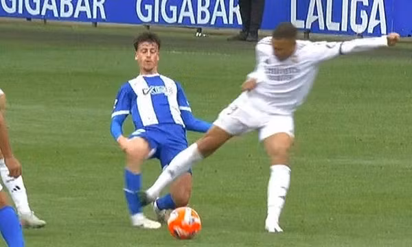 Mbappe vào bóng thô bạo, nhận thẻ đỏ