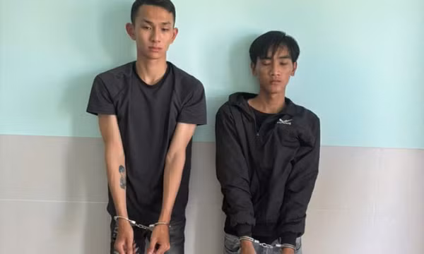 Người phụ nữ chở con nhỏ bị hai đối tượng dùng mã tấu đe doạ cướp tiền và xe