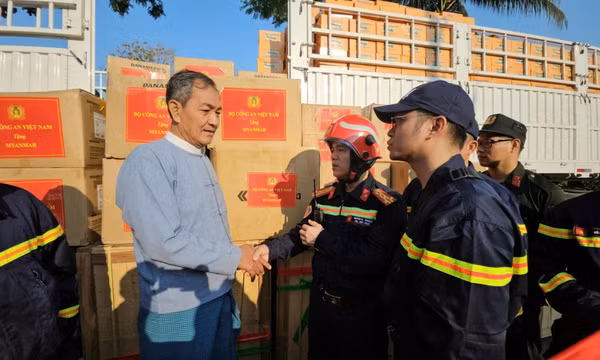Bộ Công an Việt Nam trao tặng gần 3 tấn hàng cứu trợ cho Myanmar 