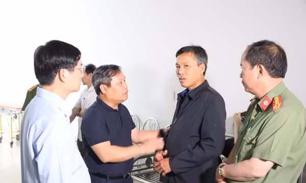 Bí thư Tỉnh ủy Vũ Đại Thắng thăm hỏi, động viên người nhà chiến sĩ công an hi sinh khi làm nhiệm vụ