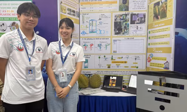 Học sinh chế máy tách vỏ sầu riêng