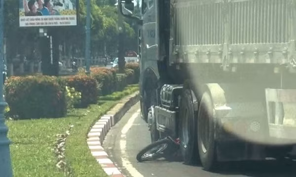 Va chạm giao thông, người đàn ông ôm thi thể vợ gào khóc