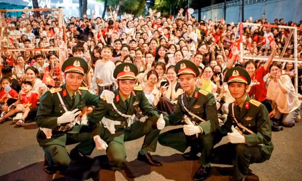 Khoảnh khắc đẹp của tình quân dân hướng về đại lễ 30/4