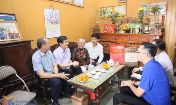 Phó Bí thư Tỉnh ủy Vũ Quyết Tiến thăm, tặng quà Mẹ Việt Nam Anh hùng