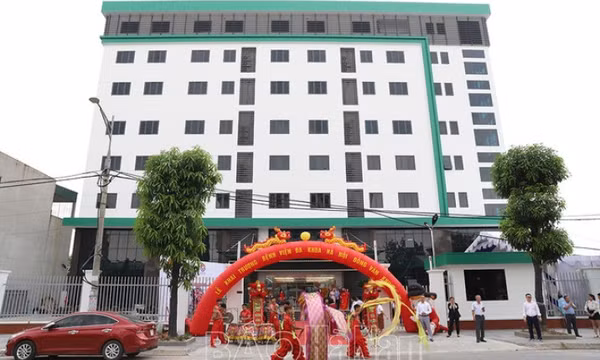 Bắt khẩn cấp bác sĩ xâm hại tình dục nữ bệnh nhân khi khám bệnh