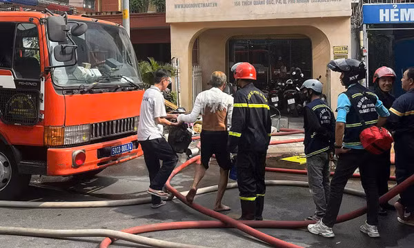 Nhà trong khu dân cư ở TP HCM cháy ngùn ngụt 