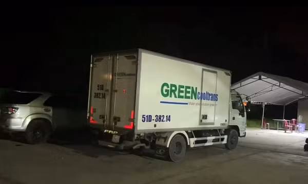 Sốc: 15 người có cả trẻ em trong thùng xe đông lạnh 'thông chốt'