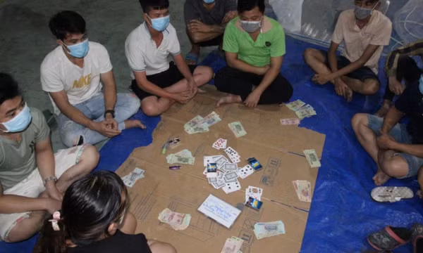 Tụ tập đánh bạc, ăn nhậu trong doanh nghiệp “3 tại chỗ”