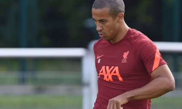 Sau Elliott, Liverpool đón thêm một cú sốc lớn nơi hàng tiền vệ