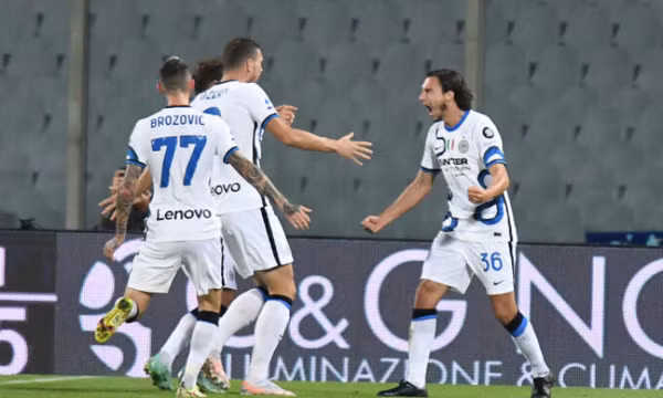 Inter lên đỉnh bảng Serie A