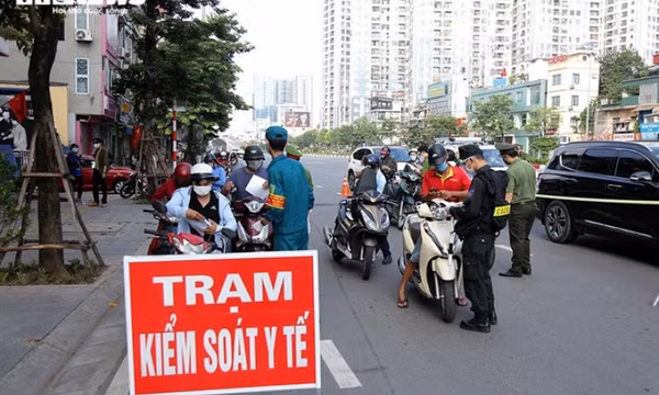 Người dân đứng ngồi không yên khi Hà Nội triển khai cấp giấy đi đường mã QR