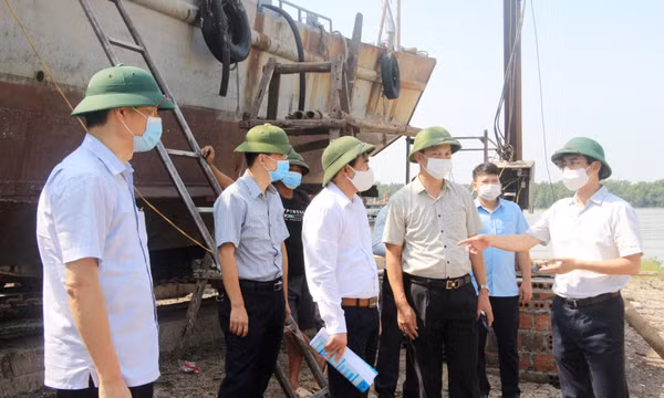 Lãnh đạo tỉnh kiểm tra việc triển khai lắp đặt thiết bị giám sát hành trình trong khai thác thủy sản tại TX Quảng Yên