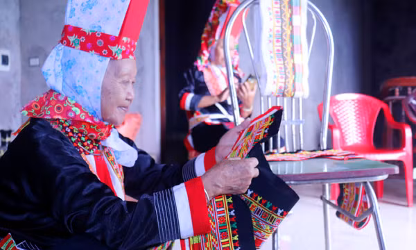 Người phụ nữ Dao cả đời gìn giữ nghề thêu