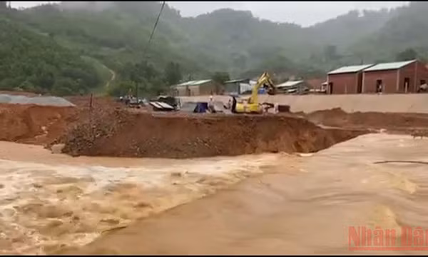 Hai người chết, bảy tàu chìm và mắc cạn do bão số 5
