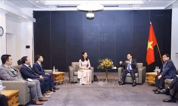 Chủ tịch Quốc hội tiếp đại diện các doanh nghiệp trẻ người Việt tại Phần Lan