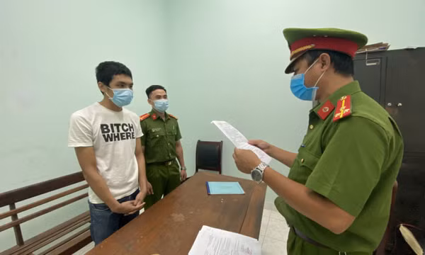 Nam thanh niên dùng cuốc tấn công nữ cán bộ phường đang đi chống dịch