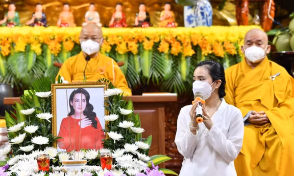 Người thân, đồng nghiệp dự lễ tưởng nhớ Phi Nhung