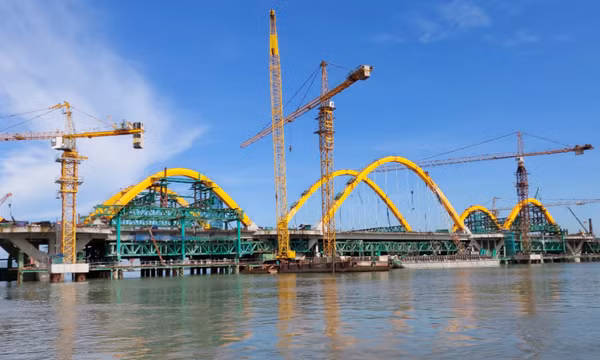 Tăng tốc thi công cầu Cửa Lục 1