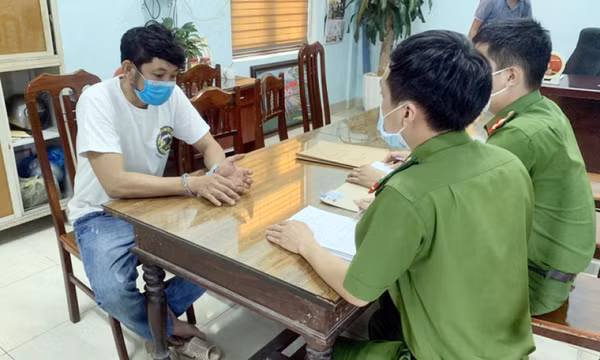 Cất giấu hàng nghìn viên hồng phiến trên mái nhà