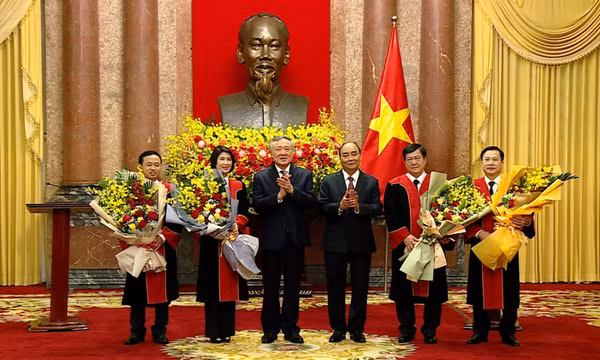 Chủ tịch nước trao quyết định bổ nhiệm 4 Thẩm phán TAND Tối cao