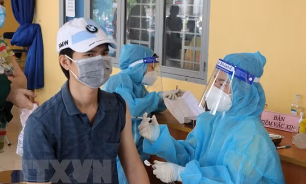 Bình Dương: Tính phương án cho người tiêm 2 mũi vaccine được ra đường