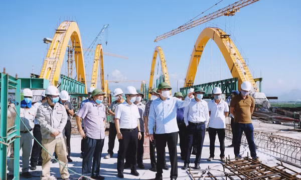 Phó Bí thư Thường trực Tỉnh ủy Ngô Hoàng Ngân kiểm tra tiến độ thi công cầu Cửa Lục 1 và cầu Cửa Lục 3