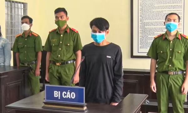 Lĩnh 4 năm 6 tháng tù vì chém 2 bảo vệ chốt phong tỏa