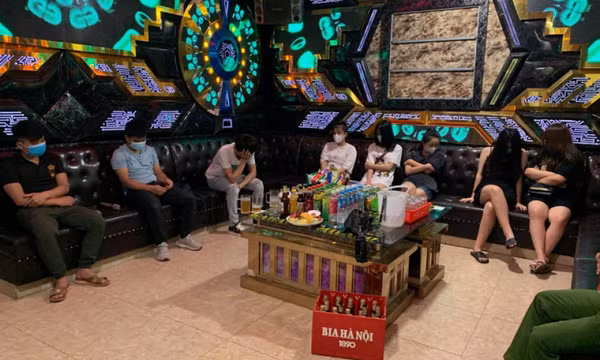 40 khách hát karaoke giữa mùa dịch