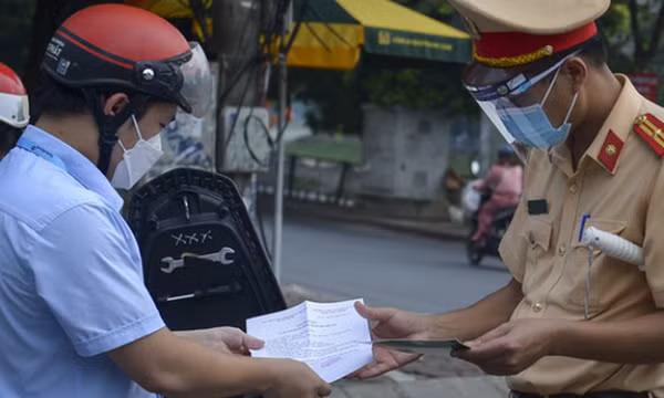 Thủ tướng yêu cầu Hà Nội điều chỉnh bất cập trong việc cấp giấy đi đường