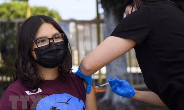 CDC Mỹ: Tiêm chủng vaccine đầy đủ giảm nguy cơ tử vong tới 11 lần