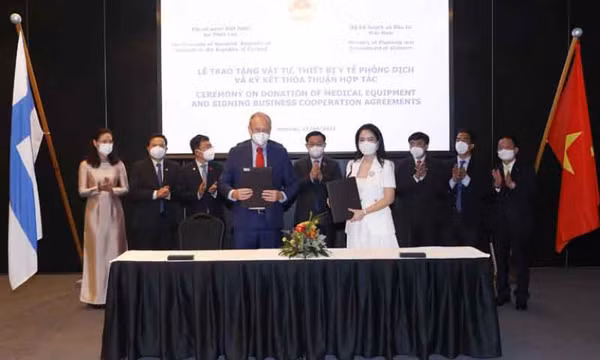 Chủ tịch Quốc hội Vương Đình Huệ dự Lễ trao tặng vật tư, thiết bị y tế phòng dịch và ký kết hợp tác tại Phần Lan