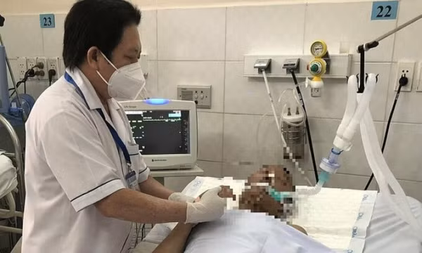 Con trai tử vong, bố nguy kịch do ngộ độc rượu methanol