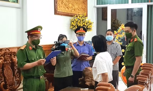 Kế toán trưởng “rút ruột” quỹ của doanh nghiệp để trả nợ cho em trai