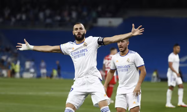 Hattrick của Benzema đưa Real lên đỉnh La Liga