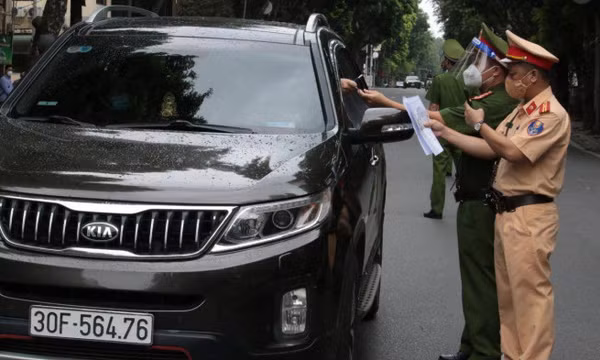 Không có giấy đi đường, tài xế trình bày "đi giao cáo phó" mong thoát phạt
