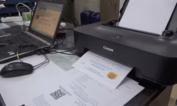 Bắt nhóm bán giấy đi đường, xác nhận tiêm vắc xin COVID-19 giả giá tiền triệu